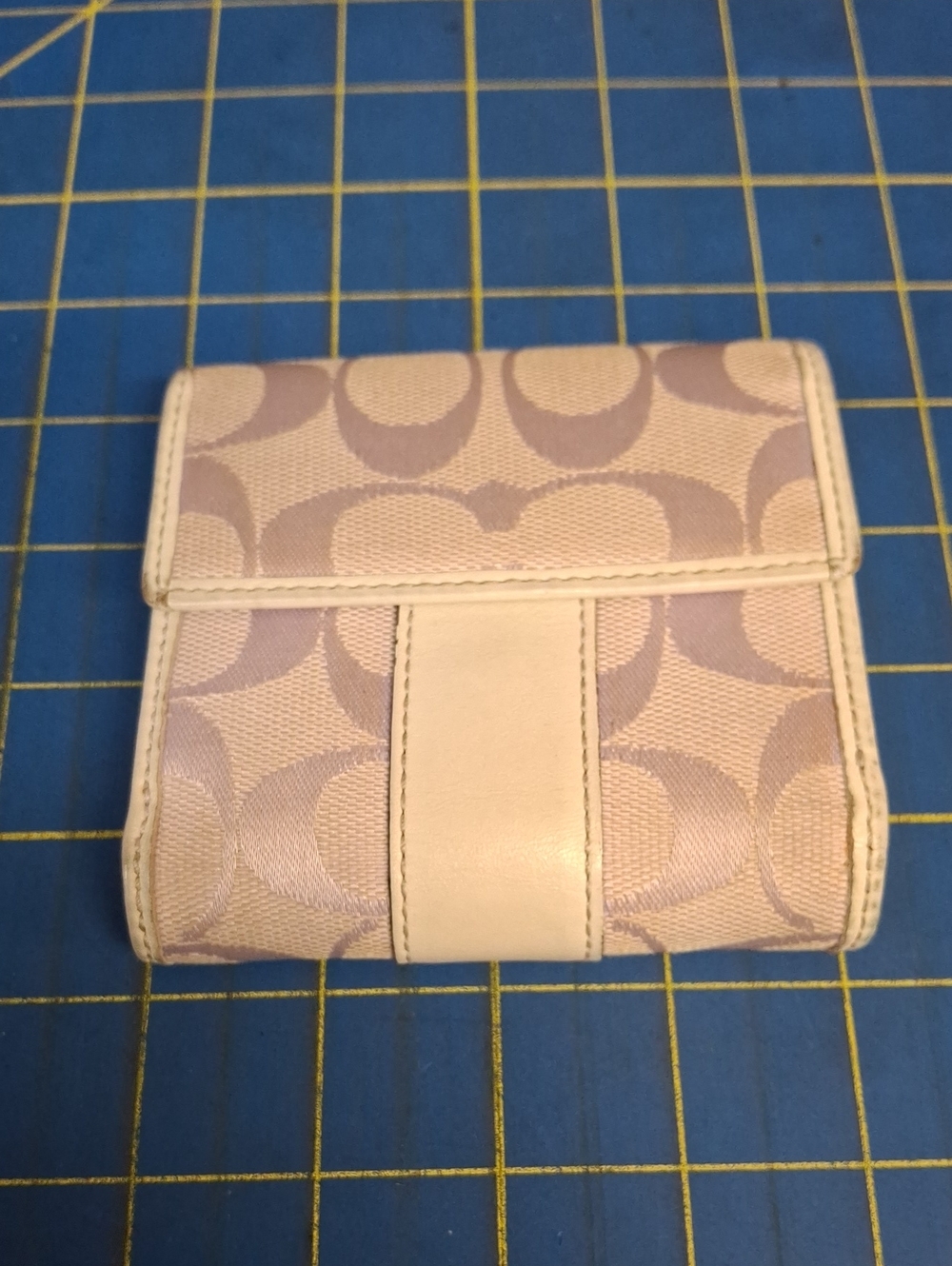Coach Small Signature Bifold 4x4x1 Wallet Light Pink Cream Preloved